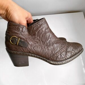 🍩 RIEKER DARK BROWN LEATHER SIDE BUCKLE CHUNKY HEEL BOOTIES!